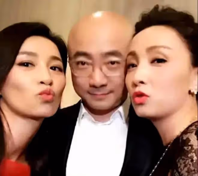 陶虹:時刻很久罕見露臉,身材胖了不少,和朋友喝咖啡心情卻不錯