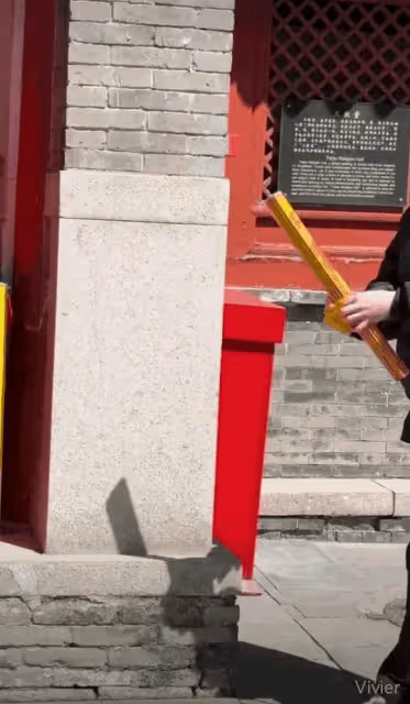 鄧倫:開豪車去上香許願,雙眼通紅精神狀態差,穿著樸素怕被認出