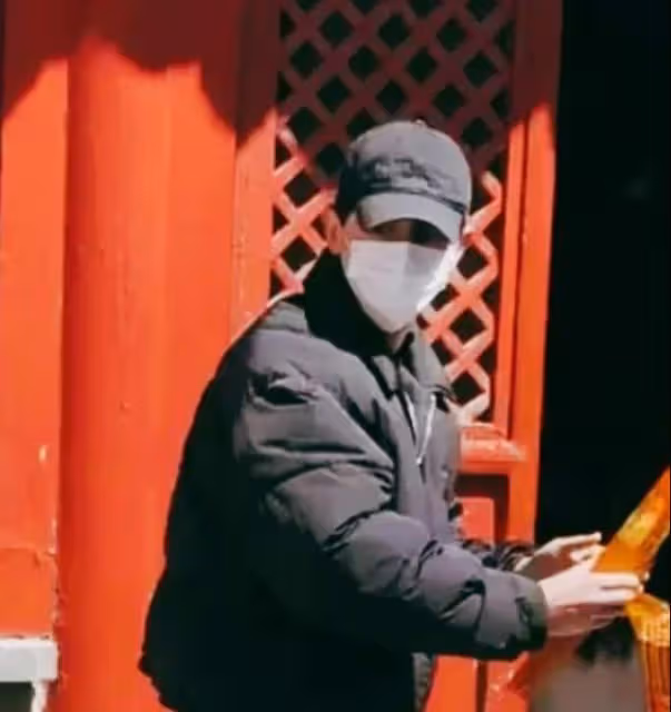 鄧倫:開豪車去上香許願,雙眼通紅精神狀態差,穿著樸素怕被認出
