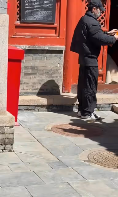 鄧倫:開豪車去上香許願,雙眼通紅精神狀態差,穿著樸素怕被認出