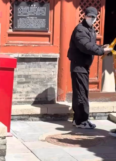 鄧倫:開豪車去上香許願,雙眼通紅精神狀態差,穿著樸素怕被認出