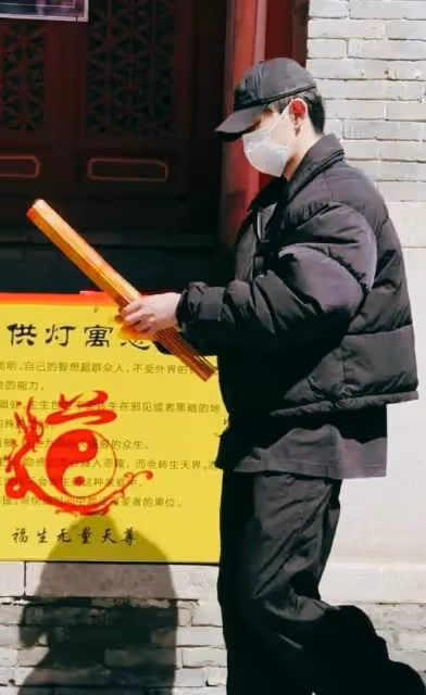 鄧倫:開豪車去上香許願,雙眼通紅精神狀態差,穿著樸素怕被認出