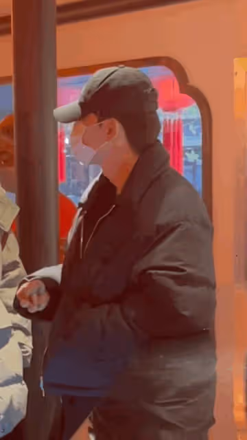 鄧倫:開豪車去上香許願,雙眼通紅精神狀態差,穿著樸素怕被認出