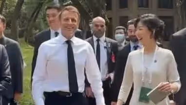 馬克龍亮相中山大學享受巨星待遇！鞏俐缺席，隨行小姐姐火出圈？