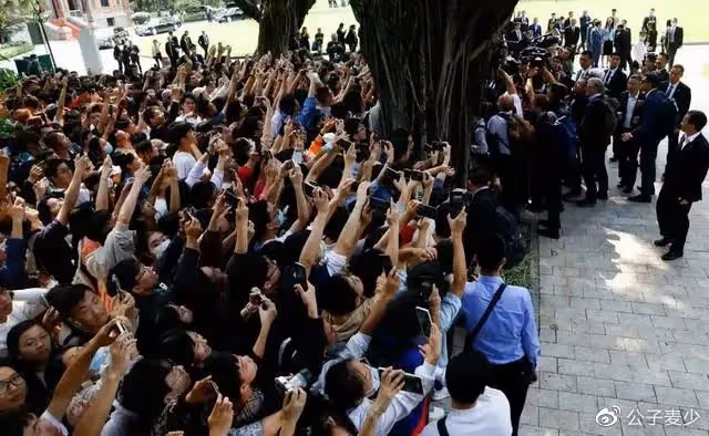 馬克龍亮相中山大學享受巨星待遇!鞏俐缺席,隨行小姐姐火出圈?