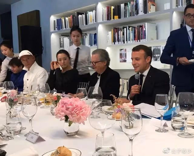 馬克龍亮相中山大學享受巨星待遇!鞏俐缺席,隨行小姐姐火出圈?