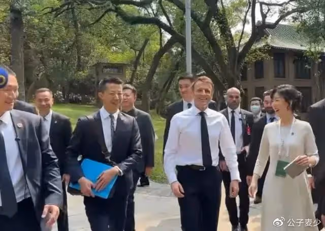 馬克龍亮相中山大學享受巨星待遇!鞏俐缺席,隨行小姐姐火出圈?