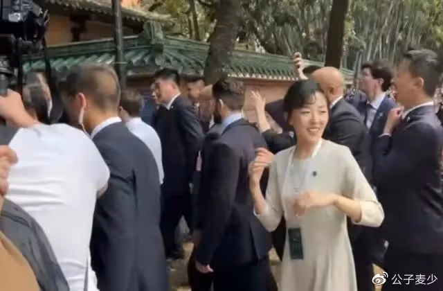 馬克龍亮相中山大學享受巨星待遇!鞏俐缺席,隨行小姐姐火出圈?