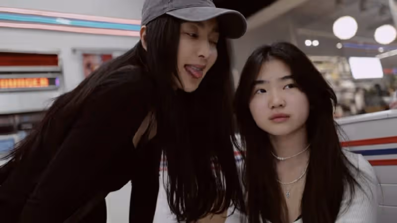 吳速玲帶兒女韓國度假慶生，Grace露小蠻腰不讓媽媽親，前夫曹格點贊