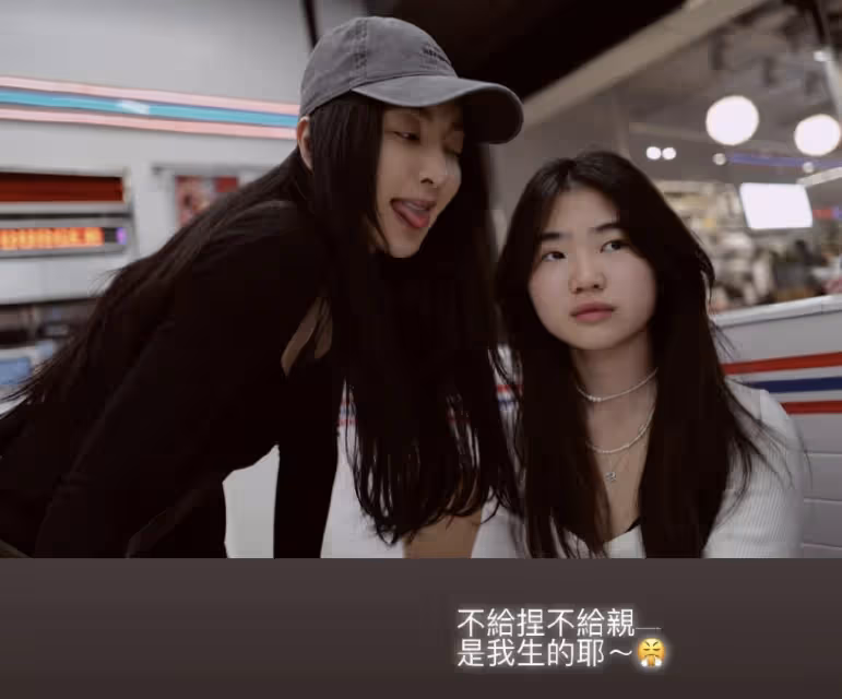 吳速玲帶兒女韓國度假慶生，Grace露小蠻腰不讓媽媽親，前夫曹格點贊