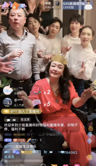張蘭慶65歲生日,被幾十名員工圍繞表情仍顯落寞,親人均不在身邊
