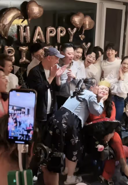 張蘭慶65歲生日,被幾十名員工圍繞表情仍顯落寞,親人均不在身邊