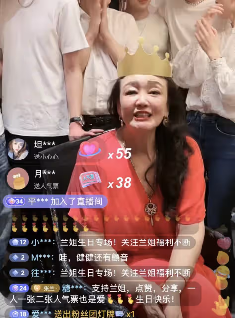 張蘭慶65歲生日,被幾十名員工圍繞表情仍顯落寞,親人均不在身邊