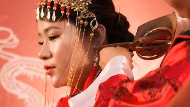 城裡姑娘決定不要彩禮下嫁，無意間聽到婆婆的「炫耀」，她反悔了