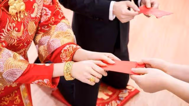 城裡姑娘決定不要彩禮下嫁，無意間聽到婆婆的「炫耀」，她反悔了