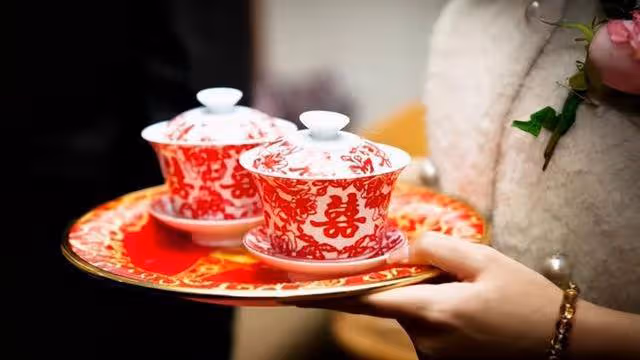 婚宴上新娘嫌五千「敬茶紅包」太少，當場摔了茶杯：這婚不結了