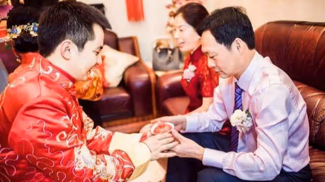 婚宴上新娘嫌五千「敬茶紅包」太少，當場摔了茶杯：這婚不結了