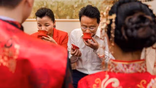 婚宴上新娘嫌五千「敬茶紅包」太少，當場摔了茶杯：這婚不結了