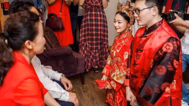 婚宴上新娘嫌五千「敬茶紅包」太少，當場摔了茶杯：這婚不結了