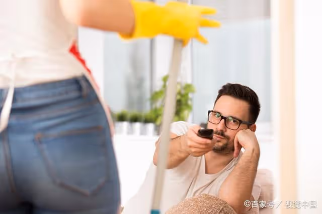 丈夫加班錯過結婚七周年紀念，晚上收到他的紅包，打開後我想離婚