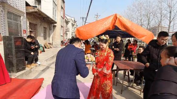 結婚當天,新郎遭女方親戚圍堵起鬨:要想感情久,再拿9萬9