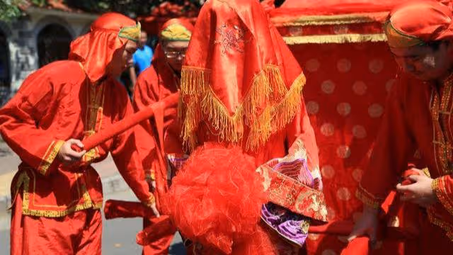 結婚當天,新郎遭女方親戚圍堵起鬨:要想感情久,再拿9萬9