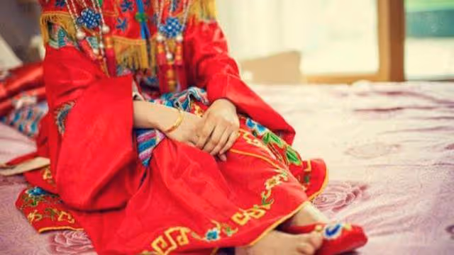 結婚當天,新郎遭女方親戚圍堵起鬨:要想感情久,再拿9萬9