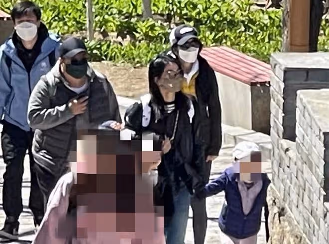 郭晶晶一家回內地爬長城!無保鏢保姆太低調,霍啟剛抱女兒顯父愛