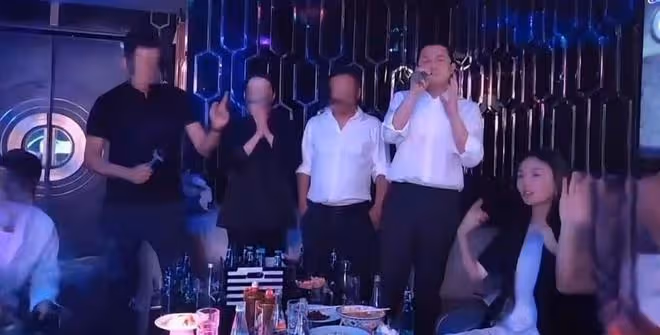 海哈金喜KTV與男友人牽手喝酒,李亞鵬當場吃醋抓住妻子手臂