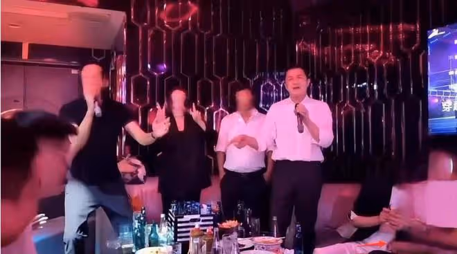 海哈金喜KTV與男友人牽手喝酒,李亞鵬當場吃醋抓住妻子手臂