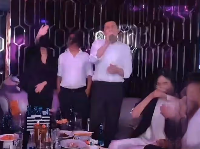 海哈金喜KTV與男友人牽手喝酒,李亞鵬當場吃醋抓住妻子手臂