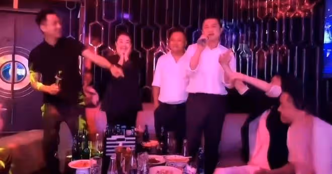 海哈金喜KTV與男友人牽手喝酒,李亞鵬當場吃醋抓住妻子手臂