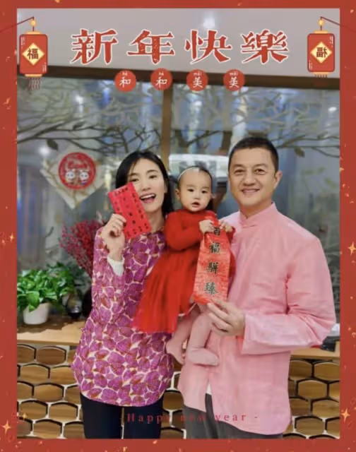 海哈金喜KTV與男友人牽手喝酒，李亞鵬當場吃醋抓住妻子手臂