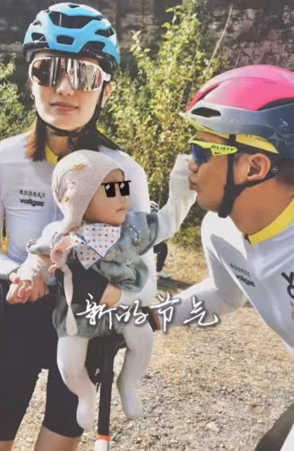 海哈金喜KTV與男友人牽手喝酒，李亞鵬當場吃醋抓住妻子手臂