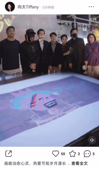 郭碧婷向佐看展,互相依偎恩愛如初,郭碧婷生二胎後氣質大不如前