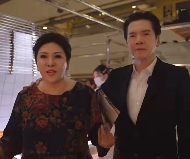 郭碧婷向佐看展,互相依偎恩愛如初,郭碧婷生二胎後氣質大不如前