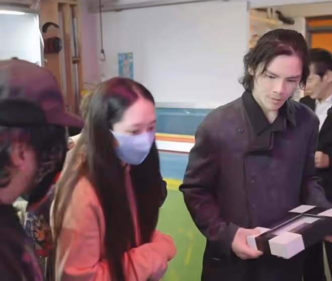 郭碧婷向佐看展,互相依偎恩愛如初,郭碧婷生二胎後氣質大不如前