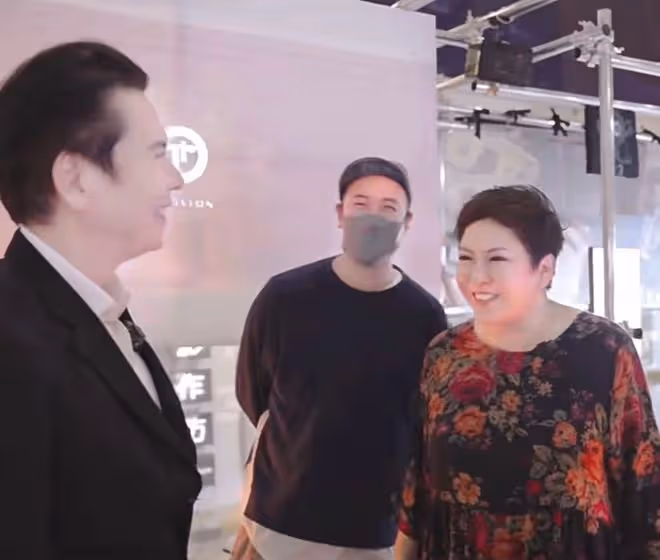 郭碧婷向佐看展,互相依偎恩愛如初,郭碧婷生二胎後氣質大不如前