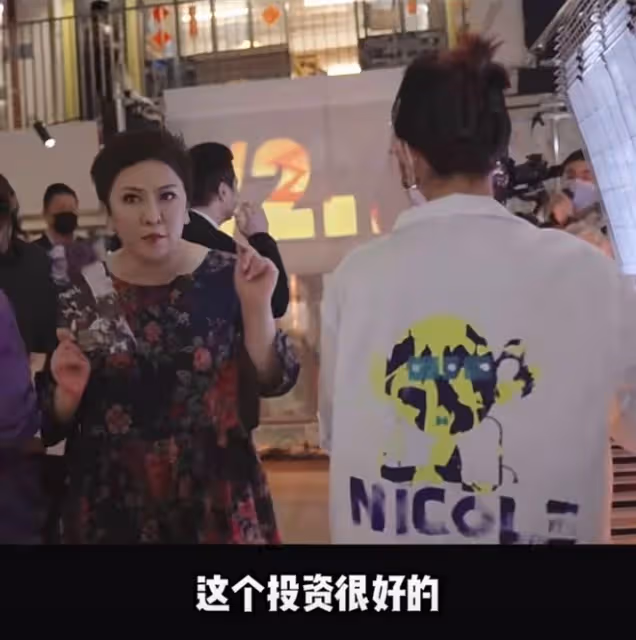 郭碧婷向佐看展,互相依偎恩愛如初,郭碧婷生二胎後氣質大不如前