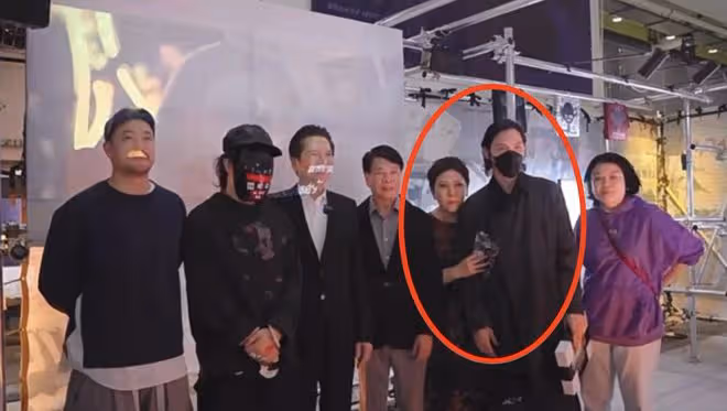 郭碧婷向佐看展,互相依偎恩愛如初,郭碧婷生二胎後氣質大不如前