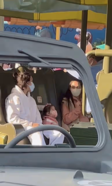 郭碧婷向佐看展,互相依偎恩愛如初,郭碧婷生二胎後氣質大不如前