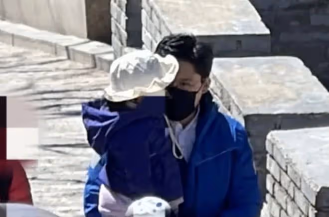 霍啟剛攜妻兒來內地,全家一起爬長城被偶遇,郭晶晶戴墨鏡好時髦