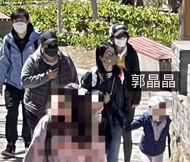 霍啟剛攜妻兒來內地,全家一起爬長城被偶遇,郭晶晶戴墨鏡好時髦