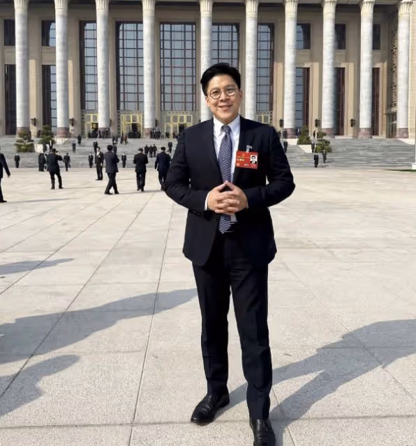 霍啟剛攜妻兒來內地,全家一起爬長城被偶遇,郭晶晶戴墨鏡好時髦
