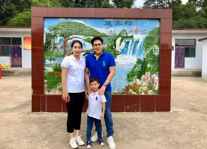 霍啟剛攜妻兒來內地,全家一起爬長城被偶遇,郭晶晶戴墨鏡好時髦