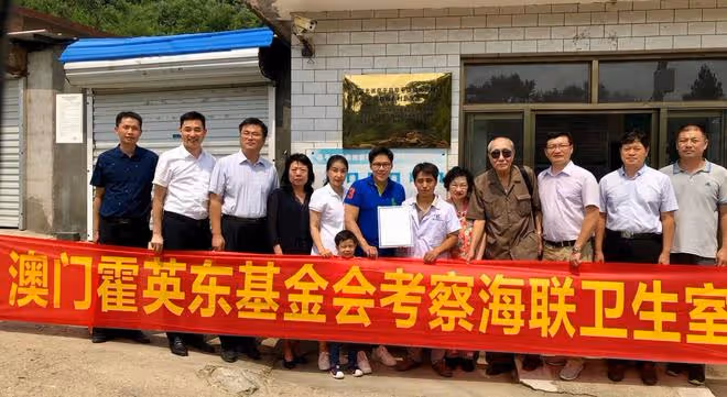 霍啟剛攜妻兒來內地,全家一起爬長城被偶遇,郭晶晶戴墨鏡好時髦