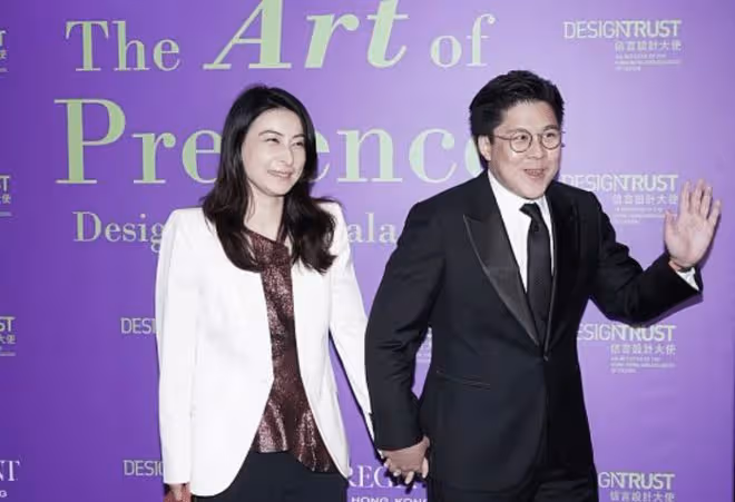 霍啟剛攜妻兒來內地,全家一起爬長城被偶遇,郭晶晶戴墨鏡好時髦