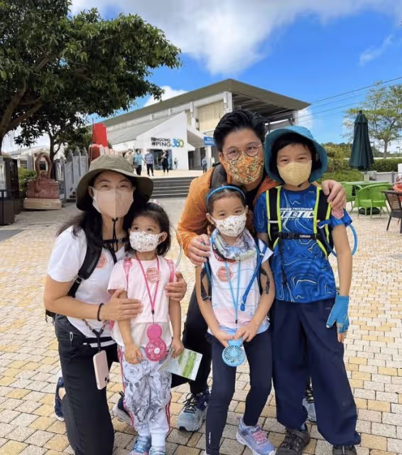霍啟剛攜妻兒來內地,全家一起爬長城被偶遇,郭晶晶戴墨鏡好時髦