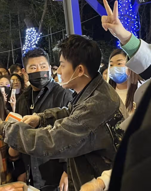 出軌男星陳翔失業兩年,轉行擺攤賣烤腸,唱歌賣藝被大批粉絲圍堵