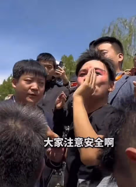 女友被執行188萬成翻版馬蓉?王寶強回鄉唱戲心情佳,直言很幸福